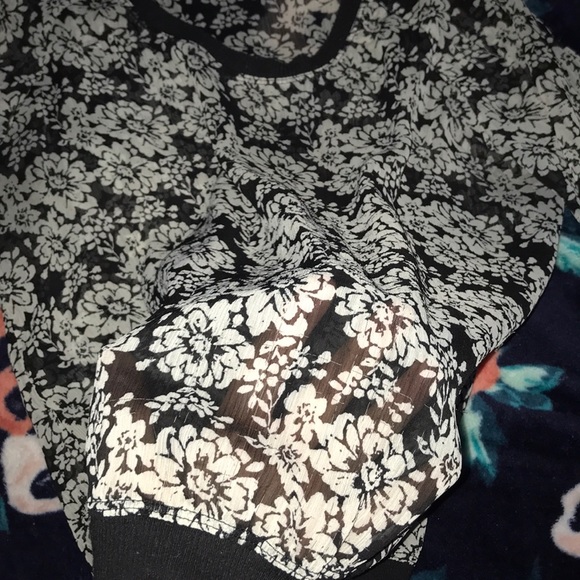 Woman’s top - Picture 2 of 2